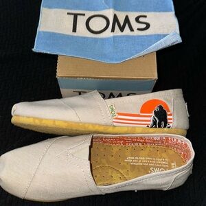 Brand new in box Toms “Earthwise Classic” in natural size 8